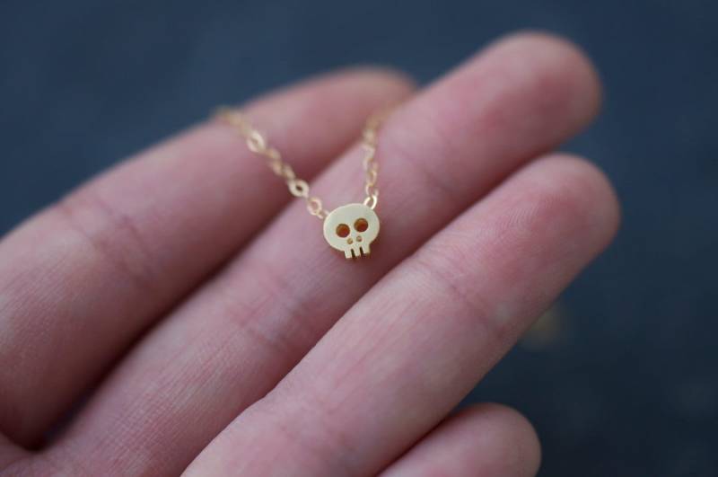 Winzige Gold Schädel Charme Halskette Auf Zarte Funkelnde Kette, Halskette, Zierliche Schmuck von LoveJewelryByJ