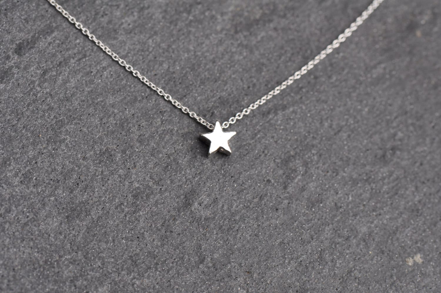 Winzige Stern Charm Halskette An Zarten Sterling Silber Kette Modern Alltag Minimal Winzige Stern Charm Halskette An Zarten Sterling Silber Kette Modern Alltag Minimal von LoveJewelryByJ