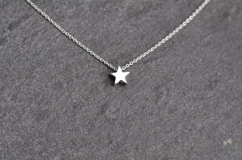Winzige Stern Charm Halskette An Zarten Sterling Silber Kette Modern Alltag Minimal Winzige Stern Charm Halskette An Zarten Sterling Silber Kette Modern Alltag Minimal von LoveJewelryByJ