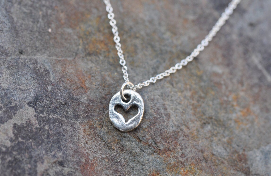 sterling Silber Herz Charm Halskette An Silberkette, Zierliche Silbernes Ausschneiden sterling Silber Herz Charm Halskette An Silberkette, Zierliche Silbernes Ausschneiden von LoveJewelryByJ