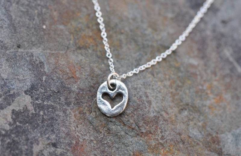 sterling Silber Herz Charm Halskette An Silberkette, Zierliche Silbernes Ausschneiden von LoveJewelryByJ