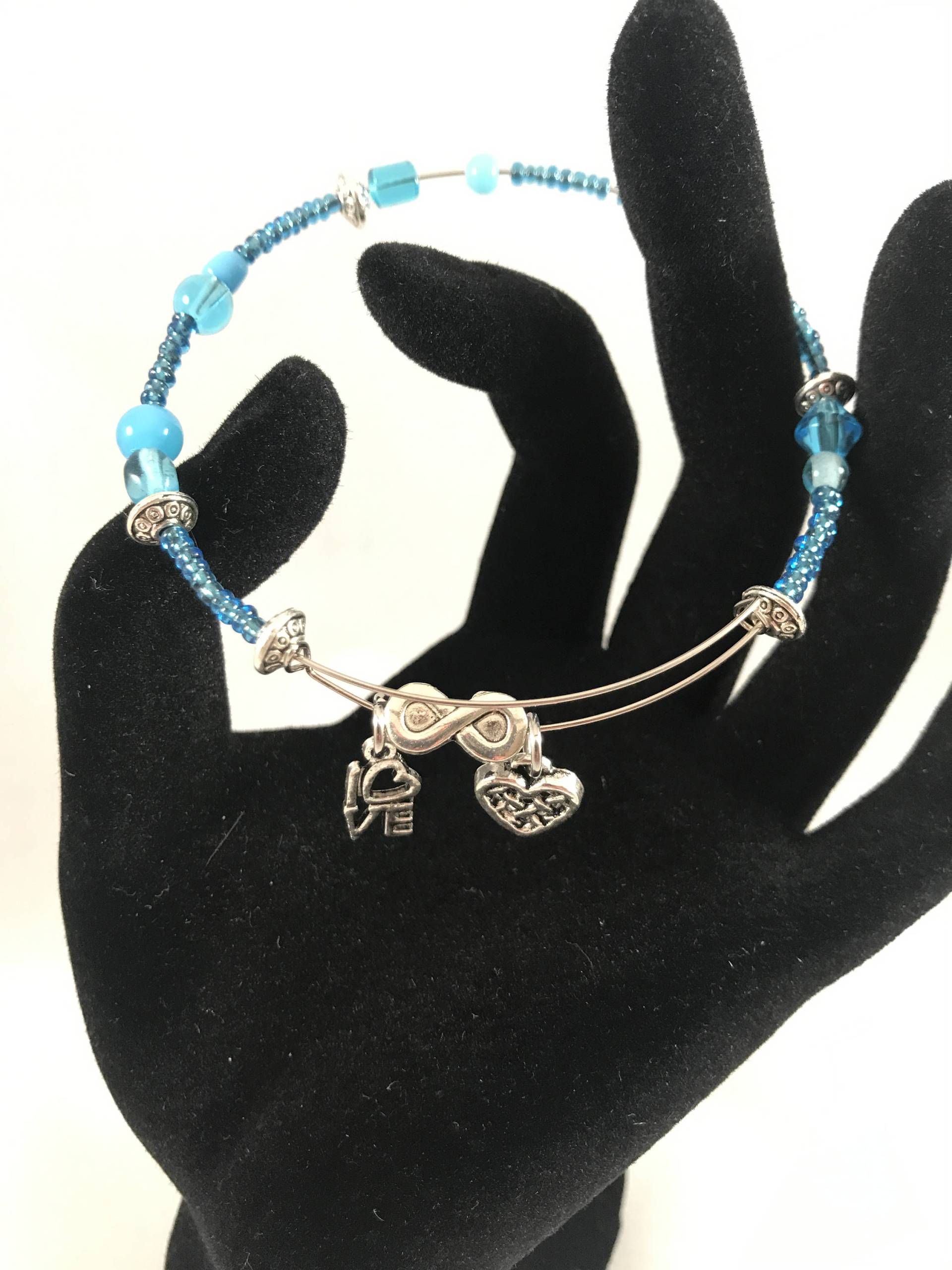 Blaues Armband Mit Perlenfarbenem Memory Wire - Herz Liebe von LoveLeeBling