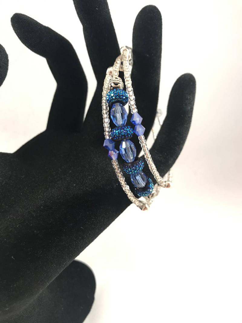 Blaues Kristall- Und Strassperlen Memory Wire Wickelarmband - Herz Mit Blauem Strass Doppelherz von LoveLeeBling