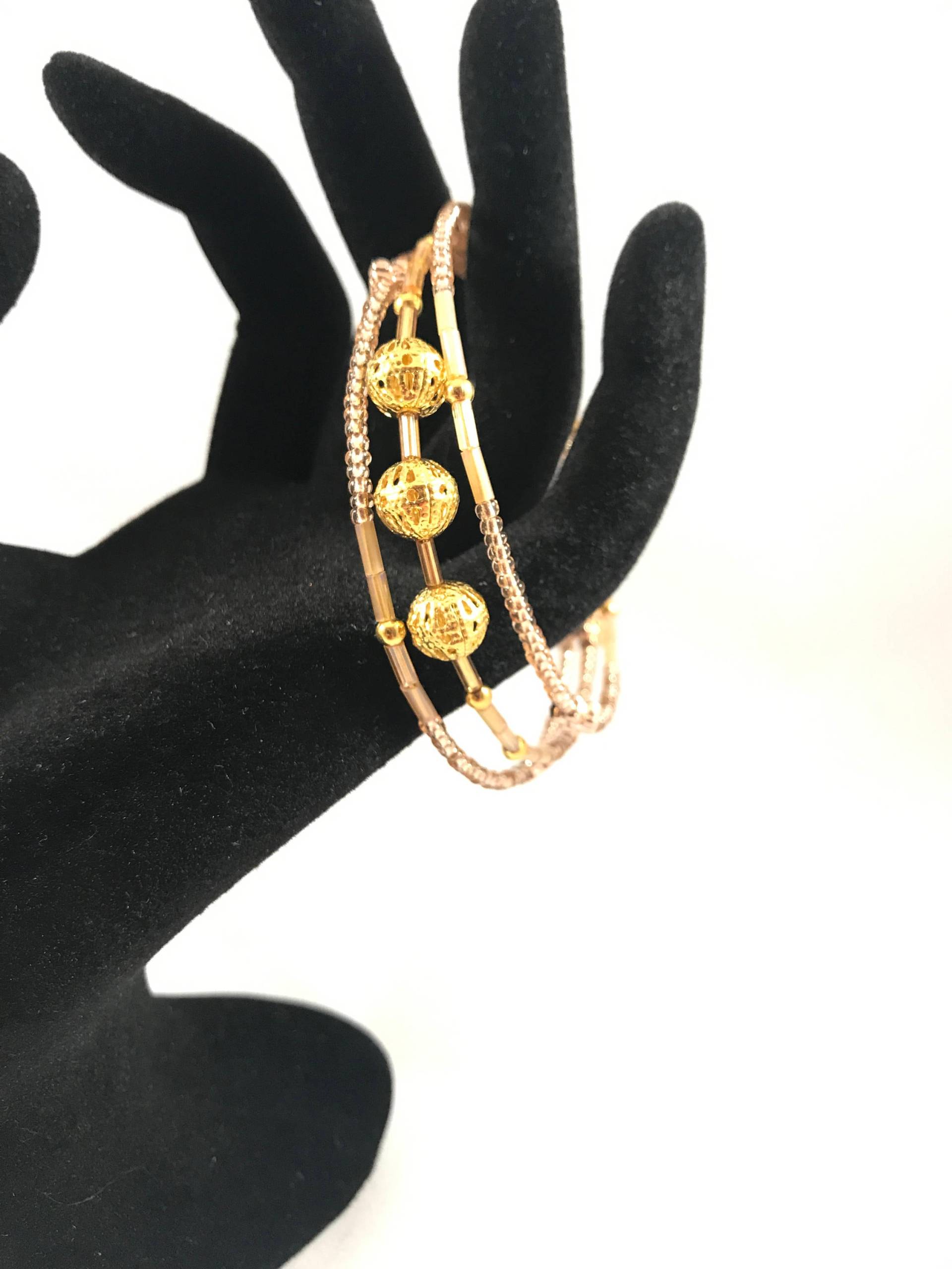 Goldfarbenes Memory Wire Armband, Perlenarmband, Wickelarmband, Gold Hohle Perle von LoveLeeBling