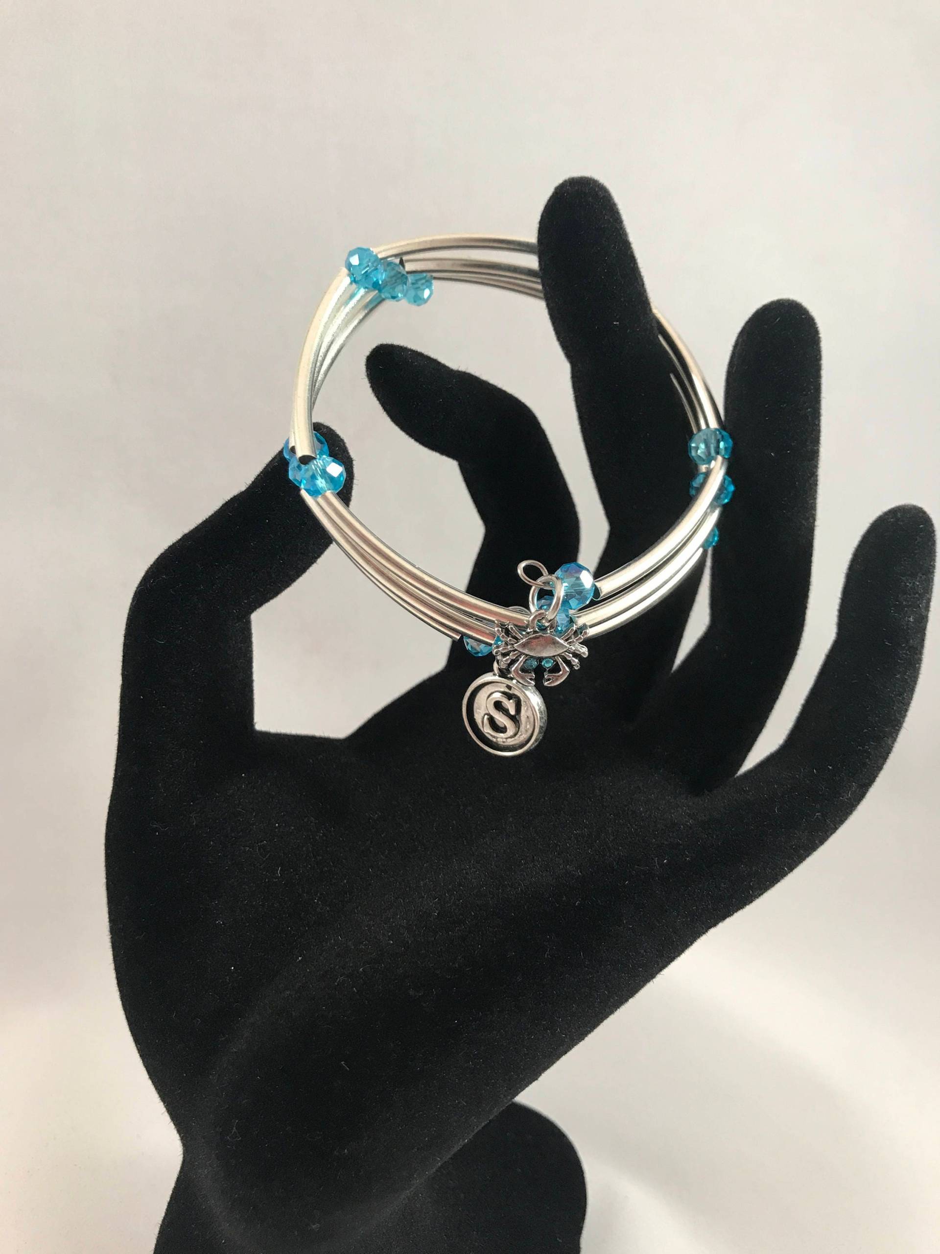 Hellblaue Kristallperlen Mit Silberfarbenem Memory Wire Wrap Armband - Krabbe Blauen Strassaugen Und Buchstabe "S" Initial von LoveLeeBling