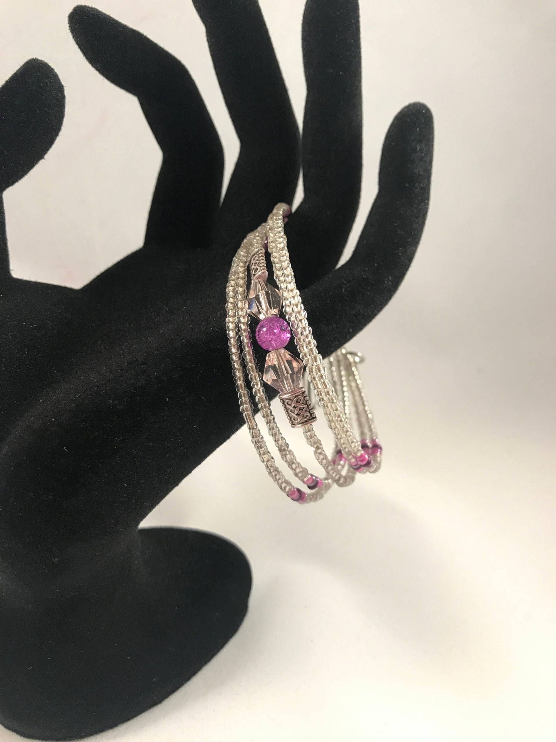 Klares Und Lila Perlen Memory Wire Wickelarmband - Made For You Gestreiftes Hohlherz von LoveLeeBling