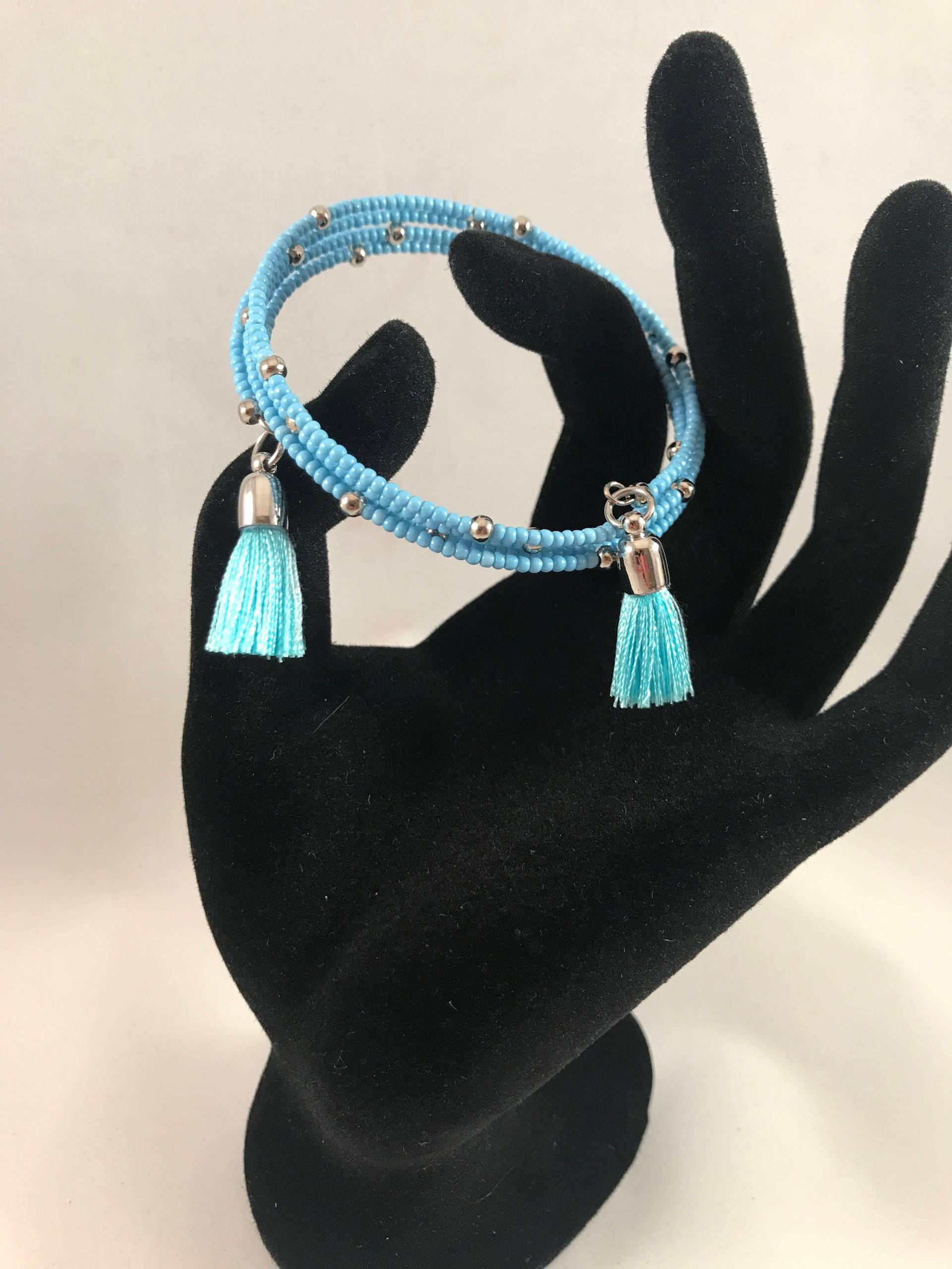 Leichte Blaue Memory Wire Armband, Perlenarmband, Wickelarmband, Matt Perlen - Blau Quasten von LoveLeeBling