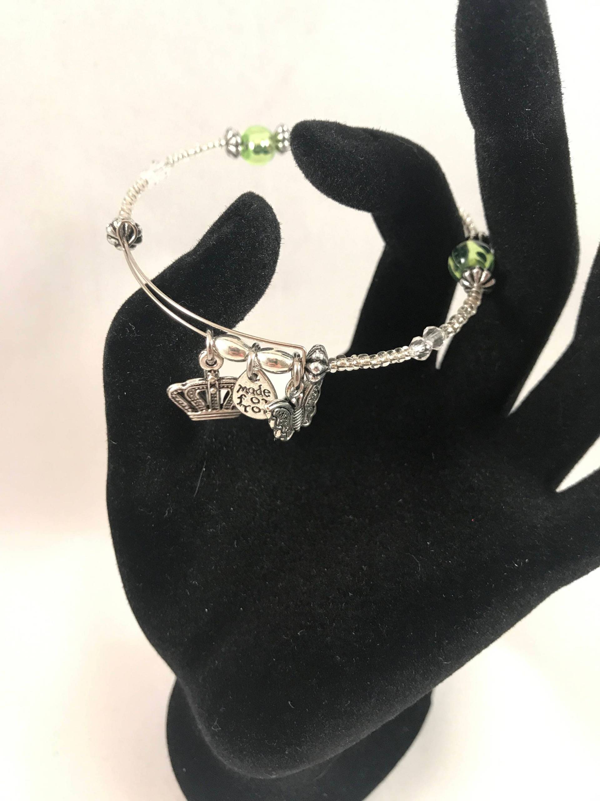 Leichte Grüne Perlen Einzelne Stapelbar Wickelarmband - Stern, Krone, Gemacht Für Sie Und Schmetterling von LoveLeeBling