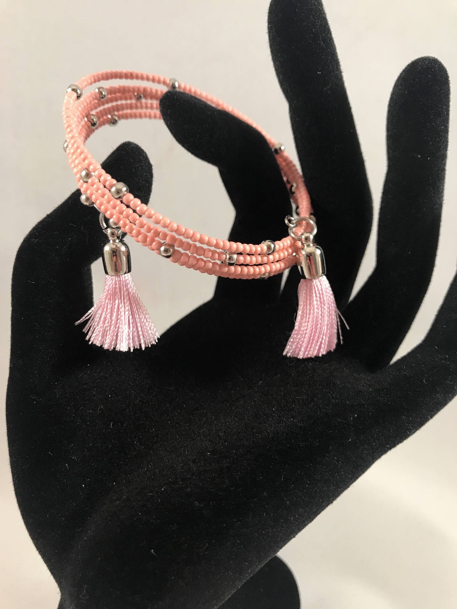 Pink Matte Perlen Memory Wire Wrap Armband - Quasten von LoveLeeBling