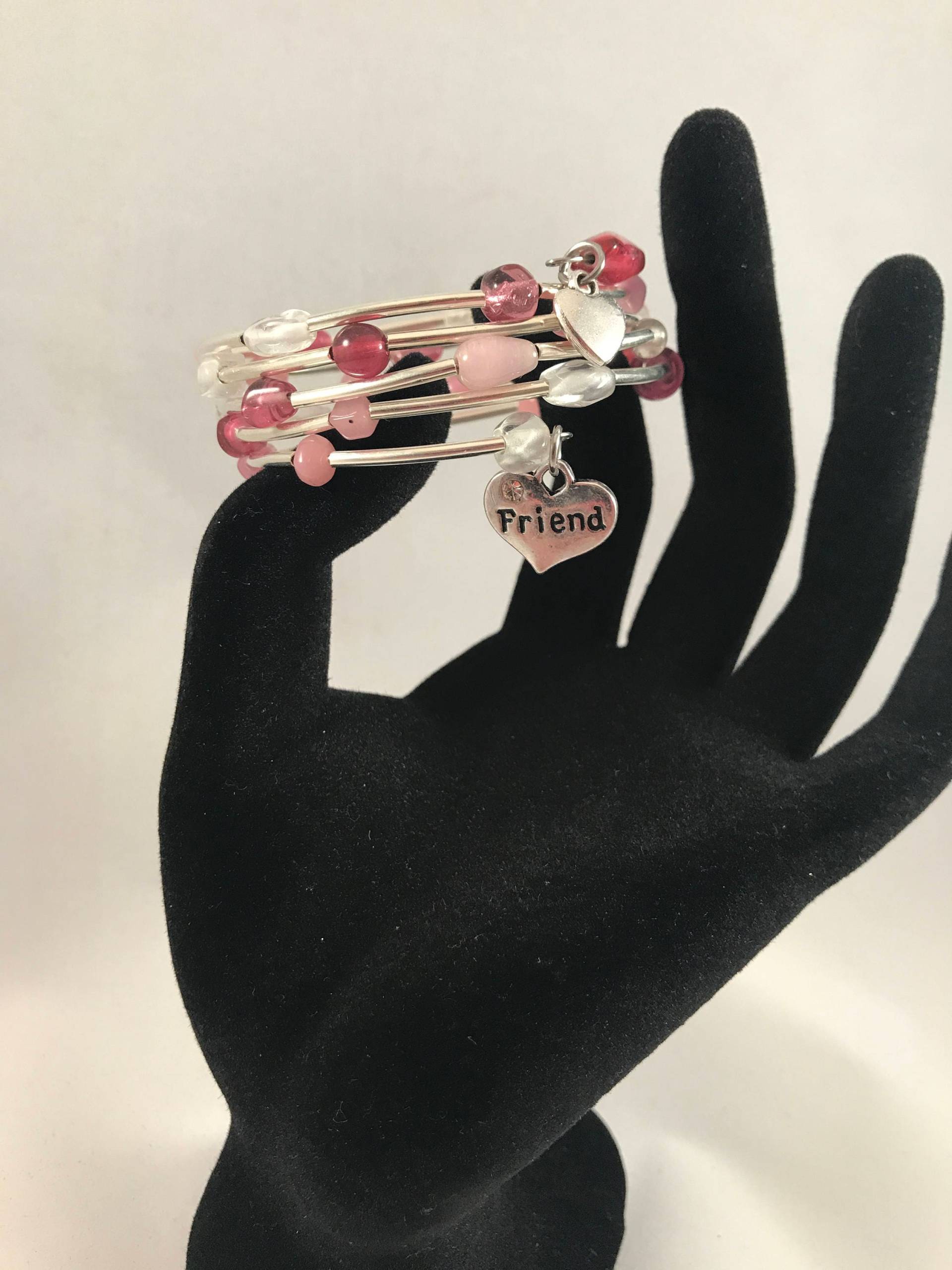 Pinke Perle Und Silberfarbenes Memory Wire Wrap Armband - Freund Herz Mit Klarem Kristall von LoveLeeBling