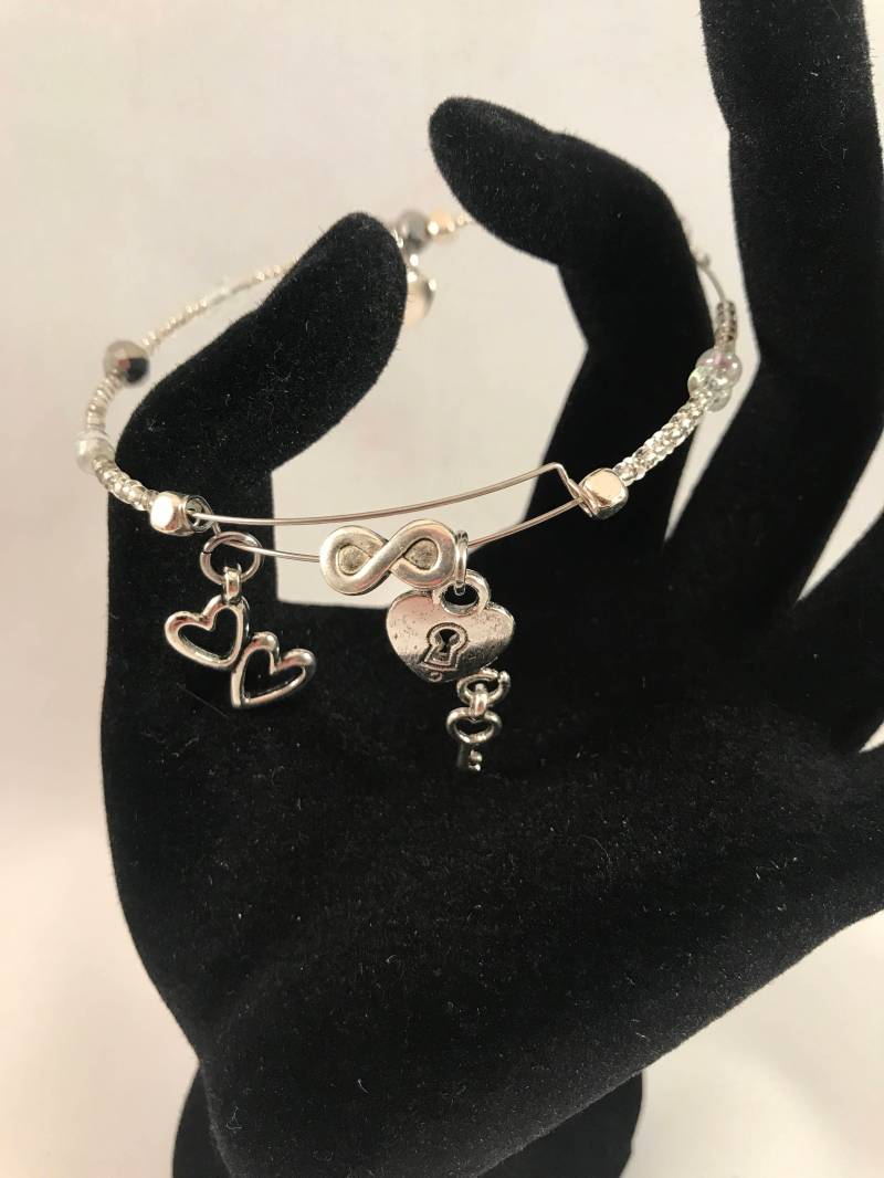 Silber Und Klare Perlen Single Stackable Memory Wire Armband - Infinity Herzen von LoveLeeBling