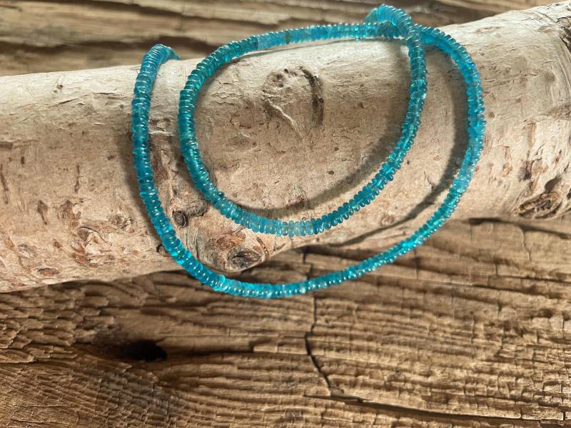 Collier "Magic Blue" Halskette Kurze Kette Edelsteinkette Apatit Blau Brautschmuck Apatitkette Heilsteinkette Collier "Magic Blue" Halskette Kurze Kette Edelsteinkette Apatit Blau Brautschmuck Apatitkette Heilsteinkette von LoveMadeMalas