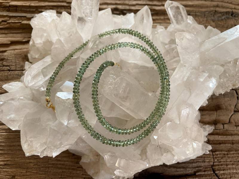 Collier "Magic Green" Halskette Kurze Kette Edelsteinkette Apatit Grün Brautschmuck Apatitkette Heilsteinkette Collier "Magic Green" Halskette Kurze Kette Edelsteinkette Apatit Grün Brautschmuck Apatitkette Heilsteinkette von LoveMadeMalas