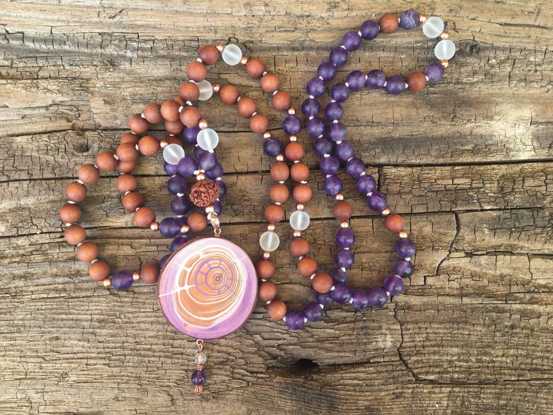 Mala "Kronen-Chakra" Amethyst Matt, Bergkristall Sandelholz Perlen Malakette Lange Kette Sahasrara Chakra Holzamulett Zirbe Mala "Kronen-Chakra" Amethyst Matt, Bergkristall Sandelholz Perlen Malakette Lange Kette Sahasrara Chakra Holzamulett Zirbe von LoveMadeMalas