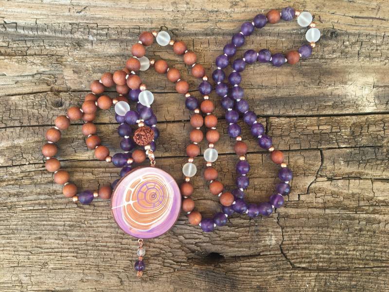 Mala "Kronen-Chakra" Amethyst Matt, Bergkristall Sandelholz Perlen Malakette Lange Kette Sahasrara Chakra Holzamulett Zirbe Mala "Kronen-Chakra" Amethyst Matt, Bergkristall Sandelholz Perlen Malakette Lange Kette Sahasrara Chakra Holzamulett Zirbe von LoveMadeMalas