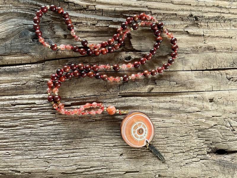 Mala "Sakralchakra" Malakette 108 Perlen Aventurin Orange, Bergkristall, Karneol Matt Eichenholz Amulett Chakra Chakrakette Mala "Sakralchakra" Malakette 108 Perlen Aventurin Orange, Bergkristall, Karneol Matt Eichenholz Amulett Chakra Chakrakette von LoveMadeMalas
