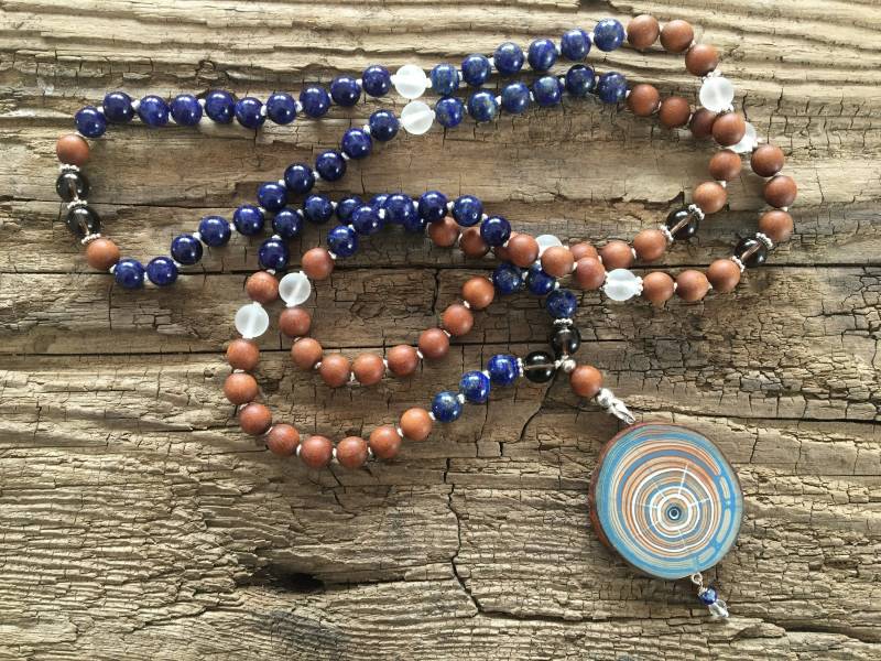 Mala "stirn-Chakra" Malakette 108 Perlen Bergkristall, Lapis Lazuli, Sodalith, Rauchquarz, Sandelholz Lärchenholz Amulett Drittes Auge Mala "stirn-Chakra" Malakette 108 Perlen Bergkristall, Lapis Lazuli, Sodalith, Rauchquarz, Sandelholz Lärchenholz Amulett Drittes Auge von LoveMadeMalas