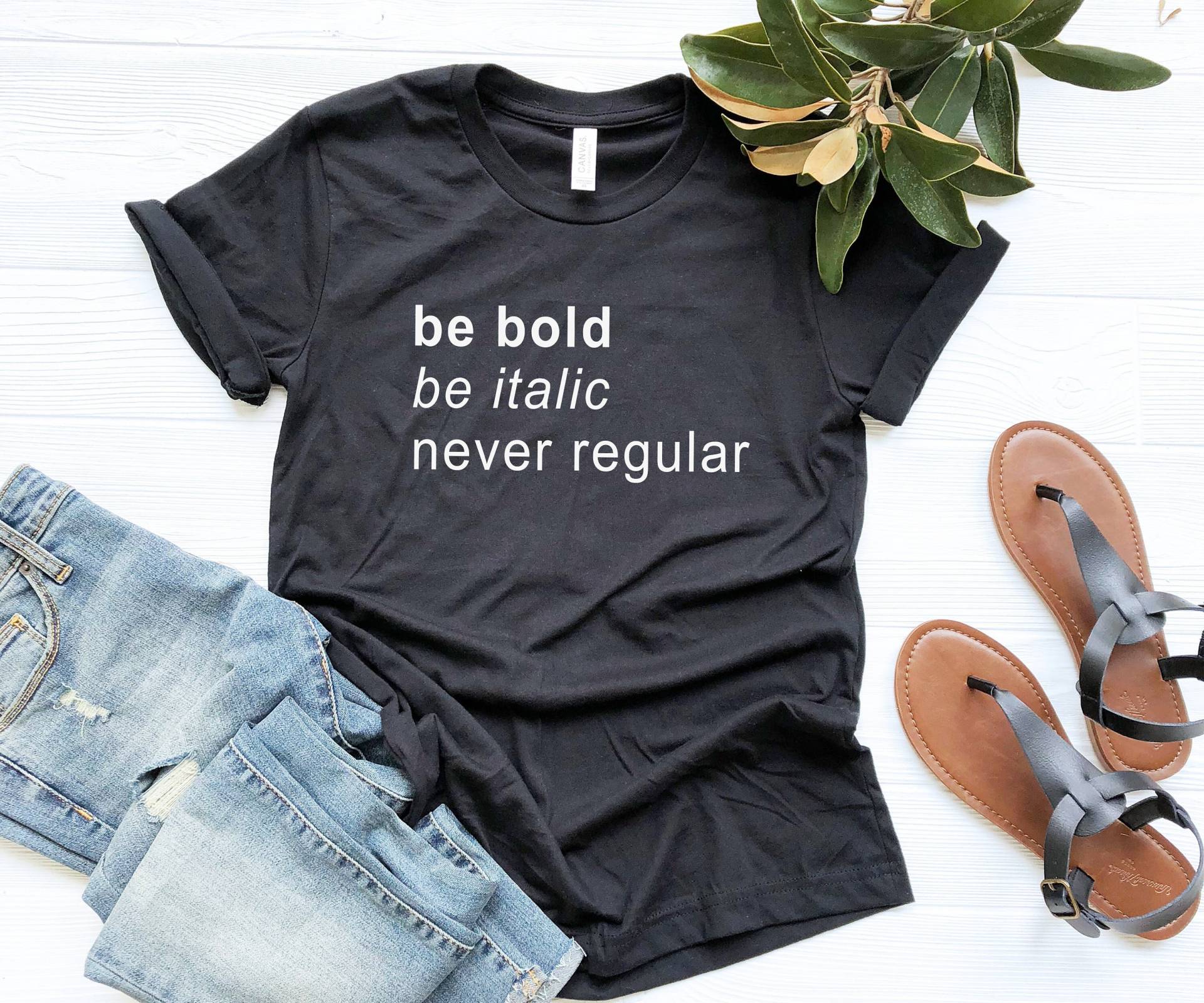 Be Bold Be Italic Nie Regelmäßig Frauen T-Shirt Grafik-T-Shirt Inspiration Zitat Geschenk Für Sie von LoveMeLoveMyShirts