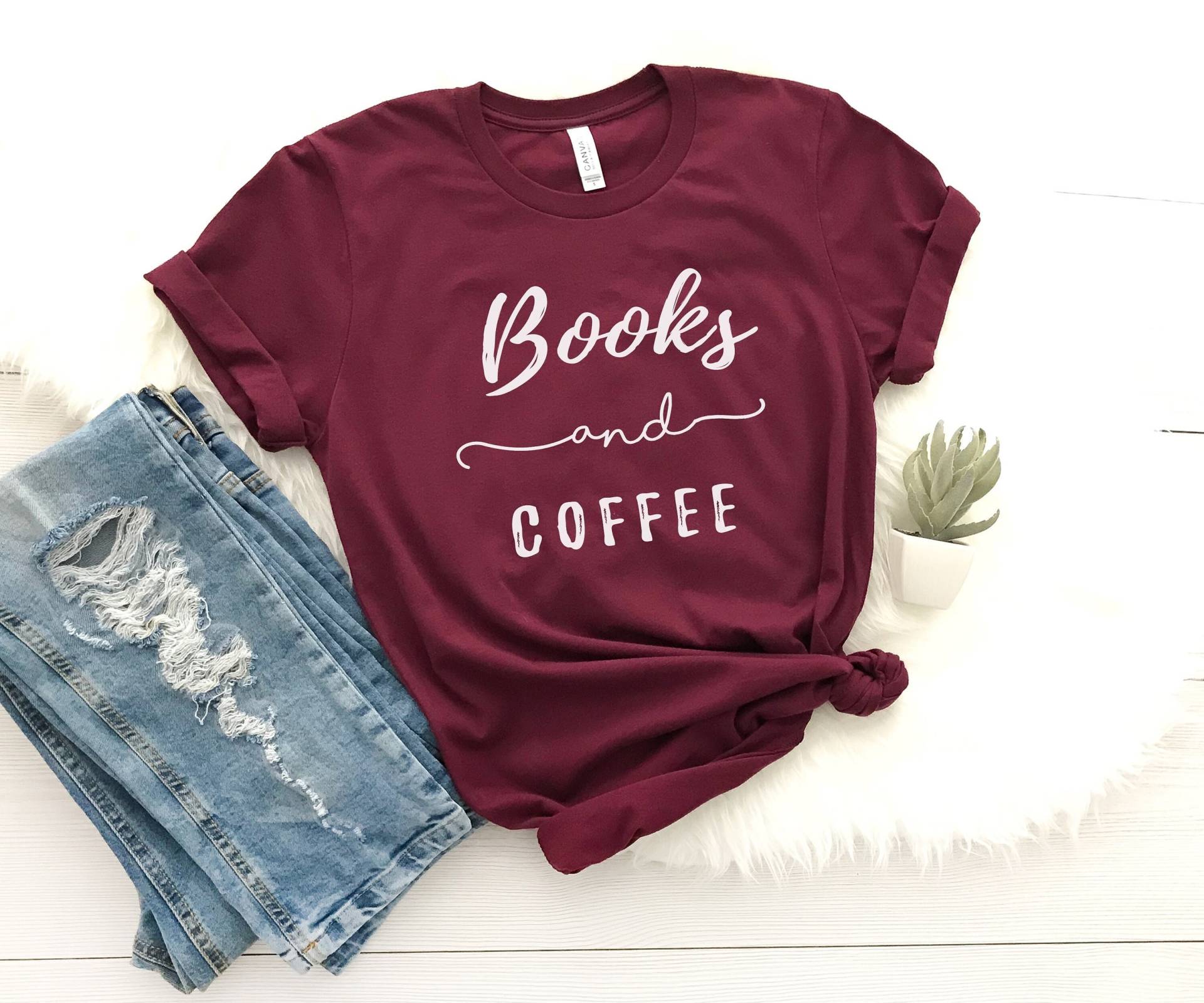 Buch Und Kaffee, Lustiges T-Shirt Für Frauen, Frauen T-Shirt, Bücherwurm Geschenk Sie von LoveMeLoveMyShirts