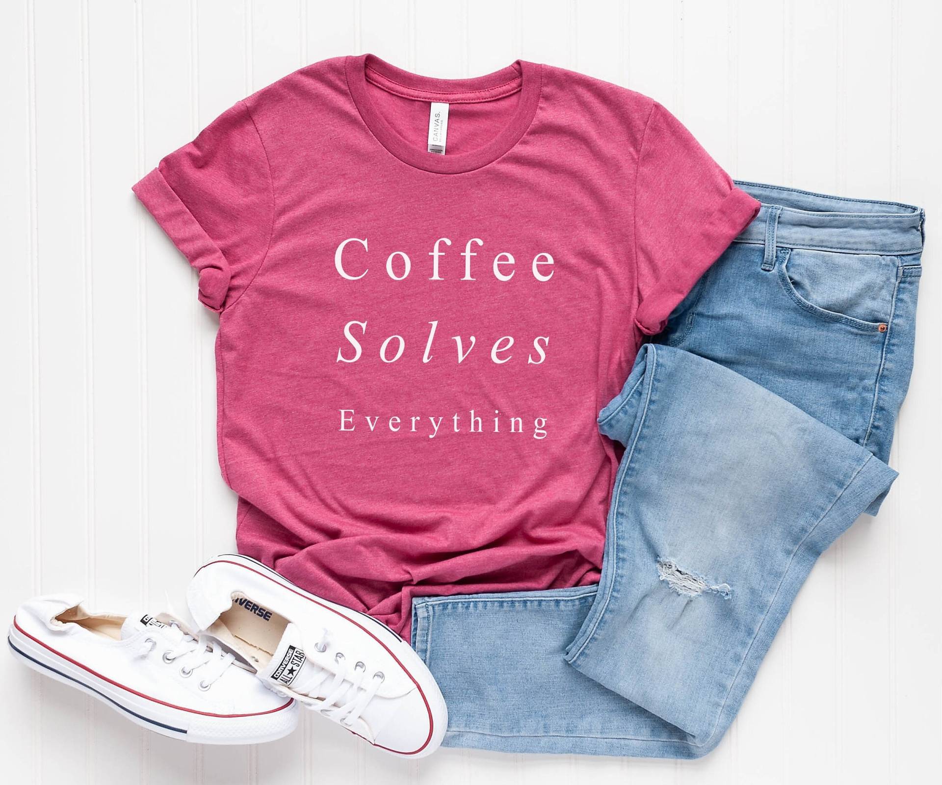 Kaffee Löst Alles Süßes Shirt Für Frauen Grafik Tees Männer Lustige T-Shirts Mit Sprüchen Geschenk Mitarbeiter von LoveMeLoveMyShirts
