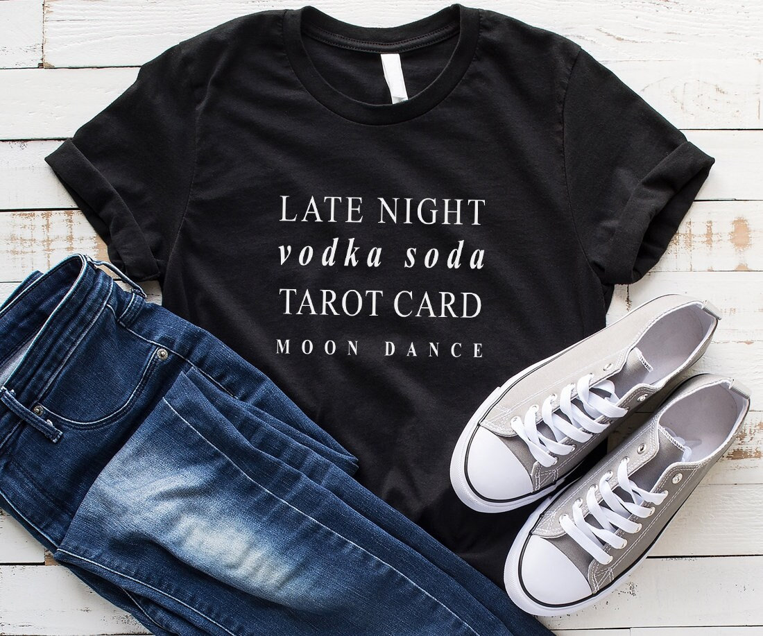 Langes Lustiges Damen T-Shirt Frauen Sommer Party Shirt Grafik T-Shirts Für Tarot Karten Hemden Wodka Geschenk Herbst Mode Tops von LoveMeLoveMyShirts