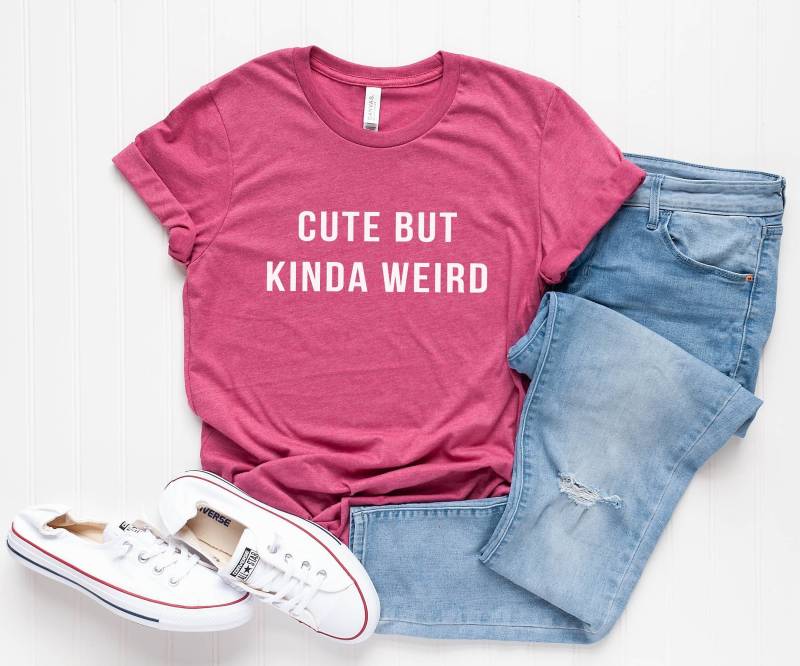 Niedlich, Aber Irgendwie Seltsam Lustiges T-Shirt Tumblr Hipster Grafik Instagram Zitat Shirt Für Teenager Geschenk Frauen Siebdruck Unisex T-Shirts von LoveMeLoveMyShirts