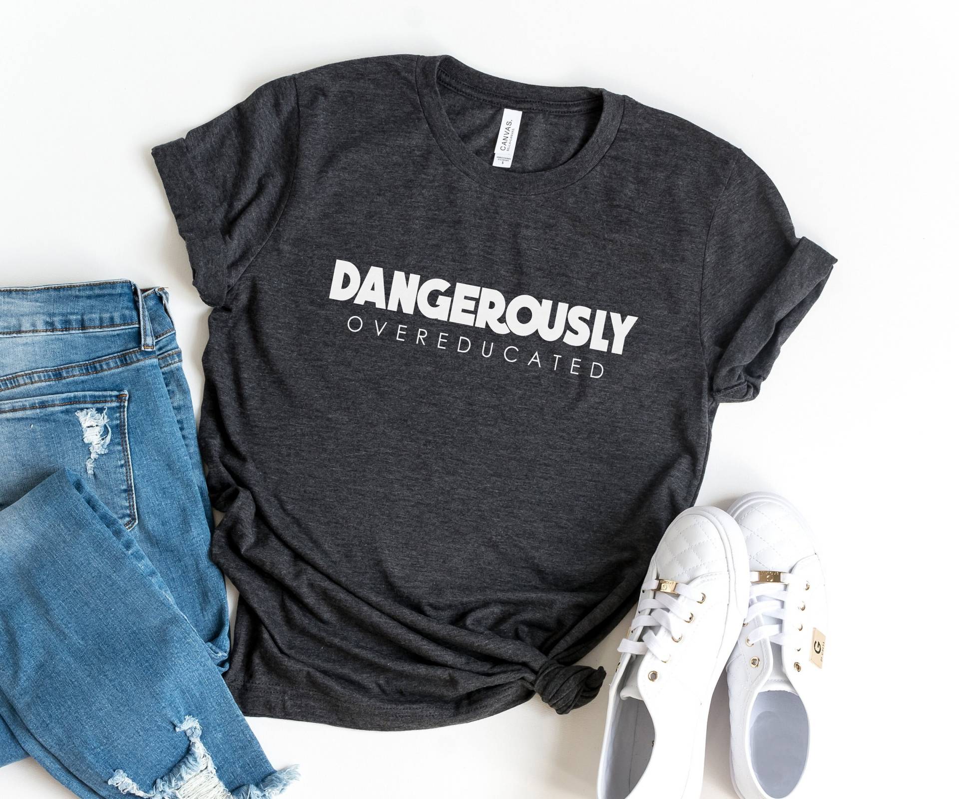 Phd Abschluss T-Shirts Gefährlich Overeducated Lustiges T-Shirt Mit Dem Sprichwort Frauen Grafik-T-stück Neues Dr Geschenk Für Frauen-Kleidung von LoveMeLoveMyShirts