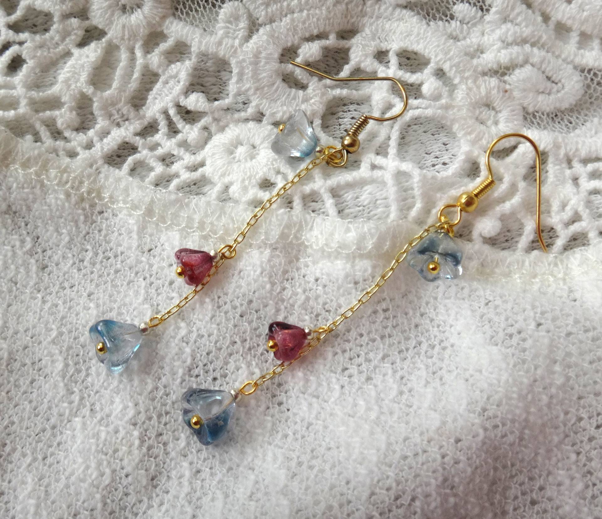 Klar Blau Und Lila Blume Perlen Gold-Ton-Ohrringe Klar Blau Und Lila Blume Perlen Gold-Ton-Ohrringe von LoveMisaStyle