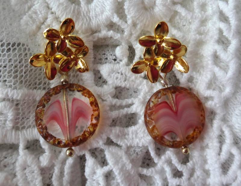 Rosa Perlen Und Gold Blumen Form Post Ohrringe Rosa Perlen Und Gold Blumen Form Post Ohrringe von LoveMisaStyle