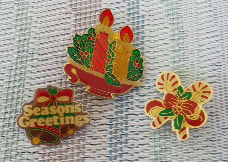 Drei Kleine Vintage Weihnachts Broschen Aus Metall - Emaille Pins Drei Kleine Vintage Weihnachts Broschen Aus Metall - Emaille Pins von LoveNStuff14