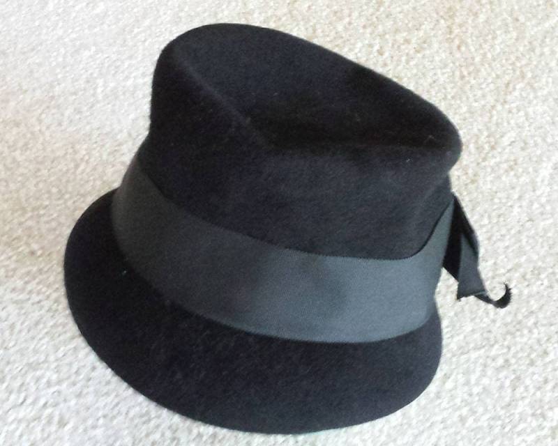 Vintage Henry Pollak Of New York Schwarzer Wollfilz Ritz Hut, Chapeau, 100% Wolle Cloche Vintage Henry Pollak Of New York Schwarzer Wollfilz Ritz Hut, Chapeau, 100% Wolle Cloche von LoveNStuff14