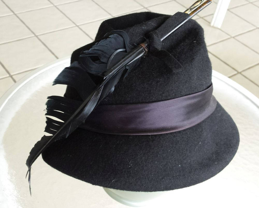 Vintage Schwarzer Wollfilz Hut Mit Federn, Henry Pollak Chapeau, 100 % Wolle Cloche - Formeller Glenover Vintage Schwarzer Wollfilz Hut Mit Federn, Henry Pollak Chapeau, 100 % Wolle Cloche - Formeller Glenover von LoveNStuff14