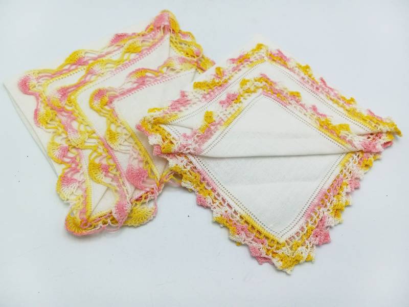 Zwei Gehäkelte Vintage Taschentücher - Weiße Leinentaschentücher, Rosa Und Gelb Bunte Baumwollkanten 1950Er Jahre Hand von LoveNStuff14