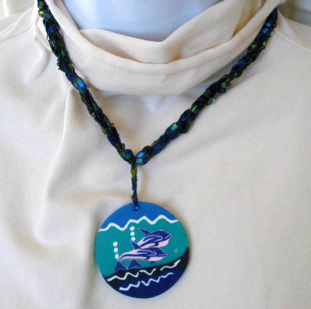 Textilgliederkette Mit Ton-Delphin-Anhänger - Faser-Schmuck Verschönert Ton Anhänger Textilgliederkette Mit Ton-Delphin-Anhänger - Faser-Schmuck Verschönert Ton Anhänger von LoveNYarn