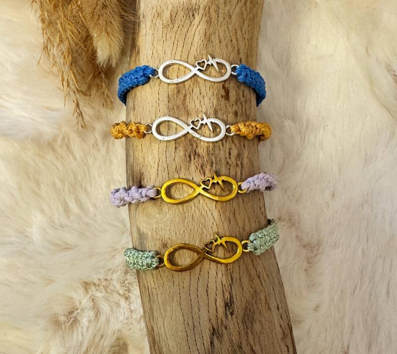 Handgemachtes Boho Makramee Armband - Verstellbares Freundschaftsarmband Mit Infinity Symbol, Personalisierbar in Wunschfarbe Handgemachtes Boho Makramee Armband - Verstellbares Freundschaftsarmband Mit Infinity Symbol, Personalisierbar in Wunschfarbe von LoveOfKnot