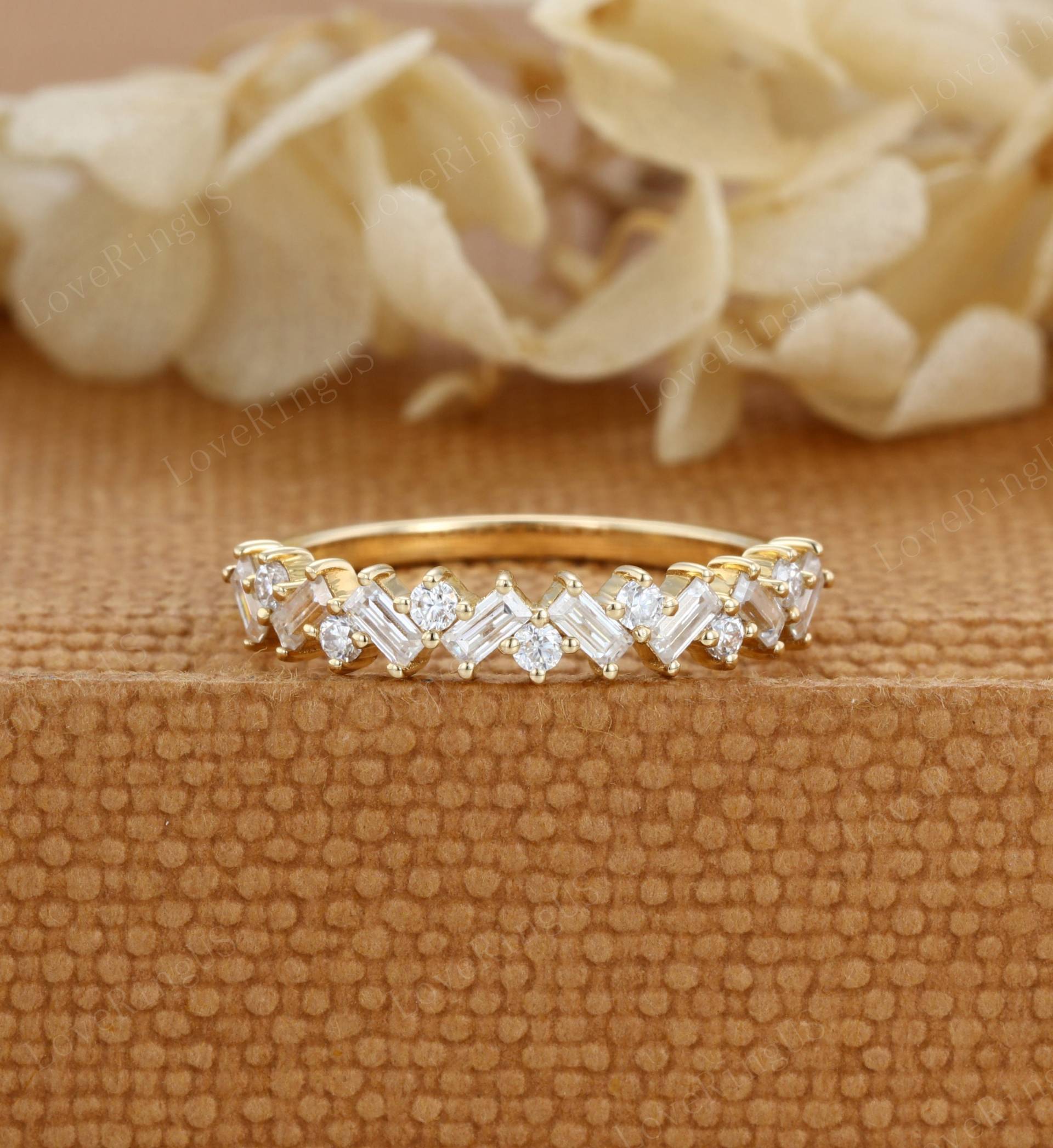 Baguette Moissanite Ehering Frauen Ring Unikat Gelb Gold Zarte Braut Stapelring Jahrestag Für Sie von LoveRingUS