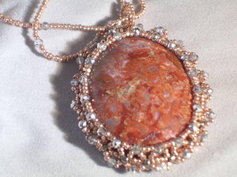 Achat Anhänger Mit Embroidery Bead Setting An Perlenkette von LoveRocksLapidary