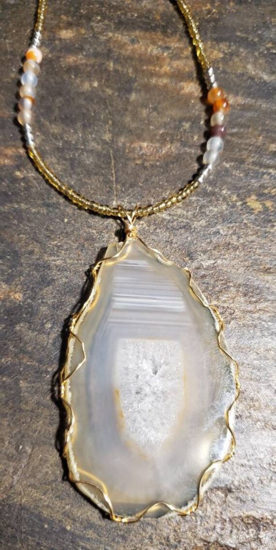 Achatscheibe in Drahtrahmen An Perlenkette von LoveRocksLapidary