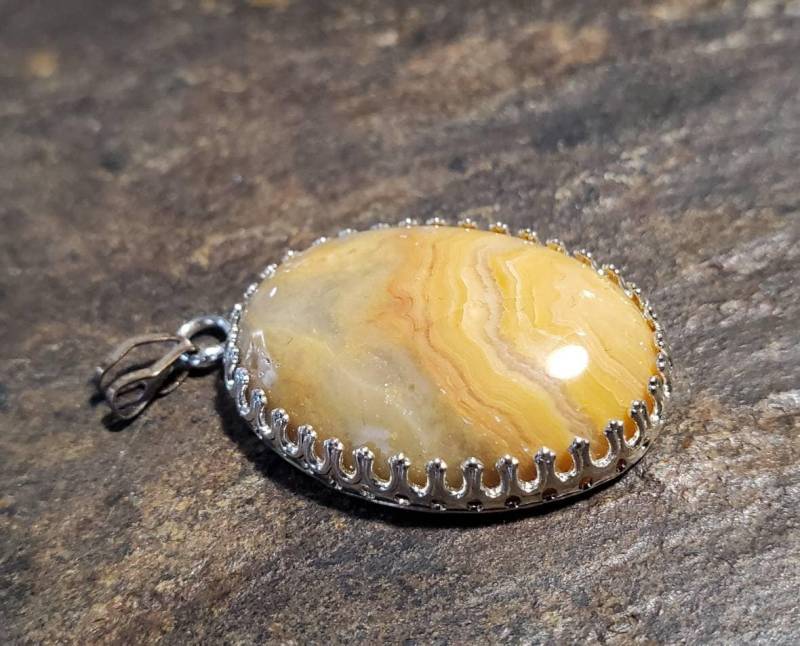 Bunte Und Refelle Spitzenagate in Einfacher Montage Mit Filigree Rücken von LoveRocksLapidary