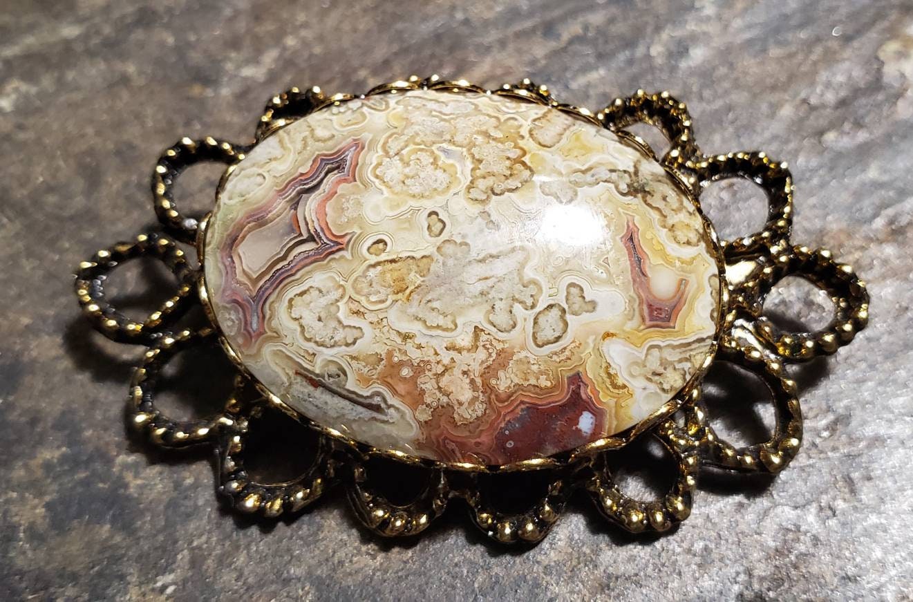 Crazy Lace Achat Cabochon in Antik Bronze Filigrane Brosche Schmuckfassung von LoveRocksLapidary