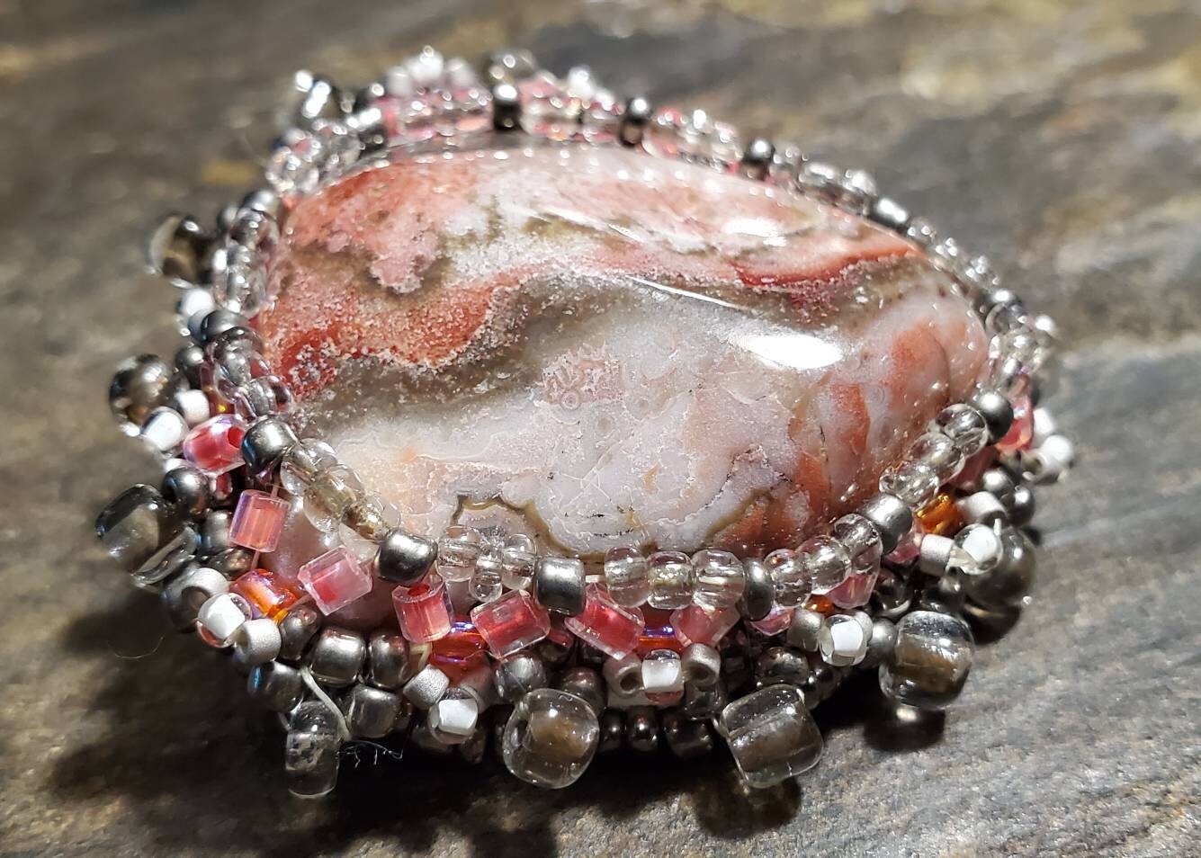 Crazy Lace Agate Stickerei Bead Setting Brooch von LoveRocksLapidary