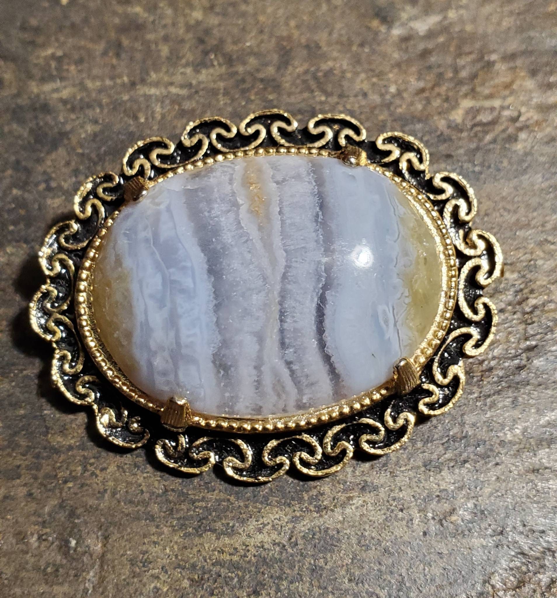 Einzigartiger Blauer Chalcedon in Goldton Brosche Handarbeit Schmuck Achat Anhänger von LoveRocksLapidary