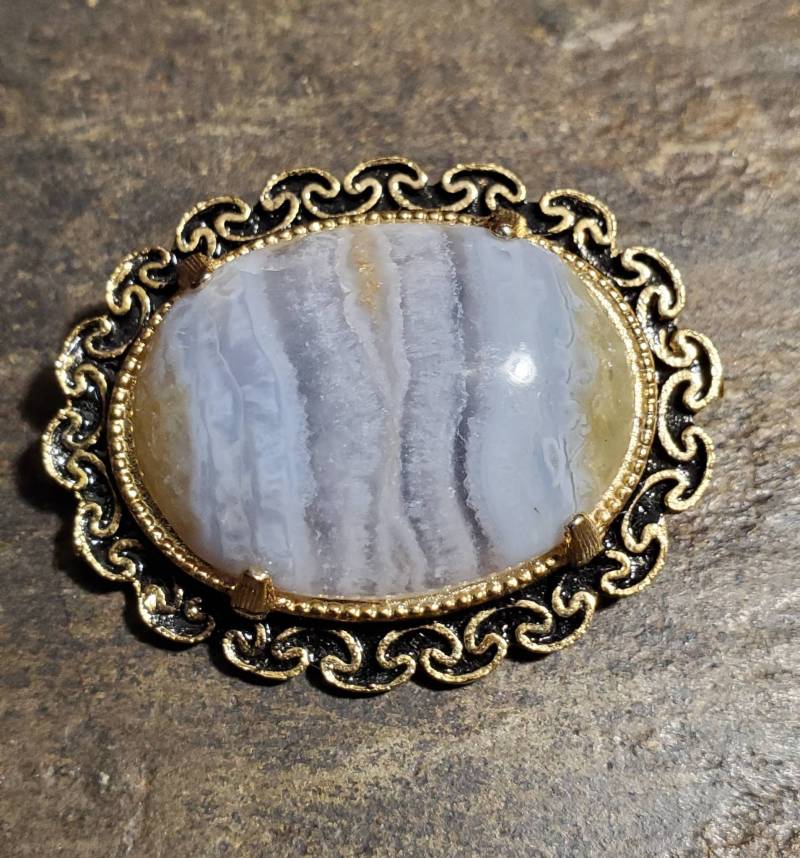 Einzigartiger Blauer Chalcedon in Goldton Brosche Handarbeit Schmuck Achat Anhänger von LoveRocksLapidary