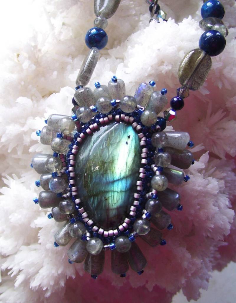 Exquisiter Labradorit - Mit Embroidery Bead Setting An Perlenkette von LoveRocksLapidary