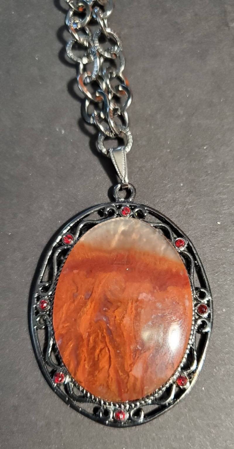 Flammenagate Mit Roten Stränzen in Gun-Metall-Montage von LoveRocksLapidary