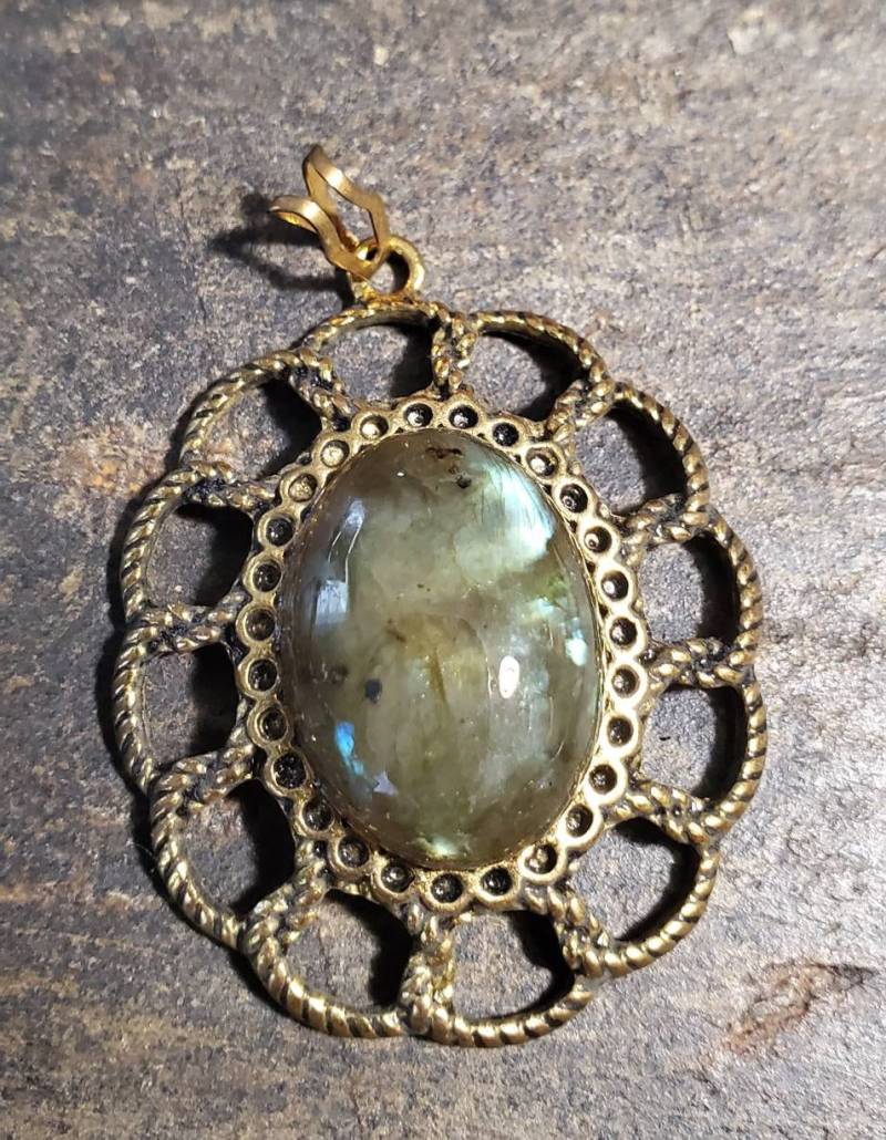 Flashy Labradorite Cabochon in Gold Colored Rope Mounting von LoveRocksLapidary
