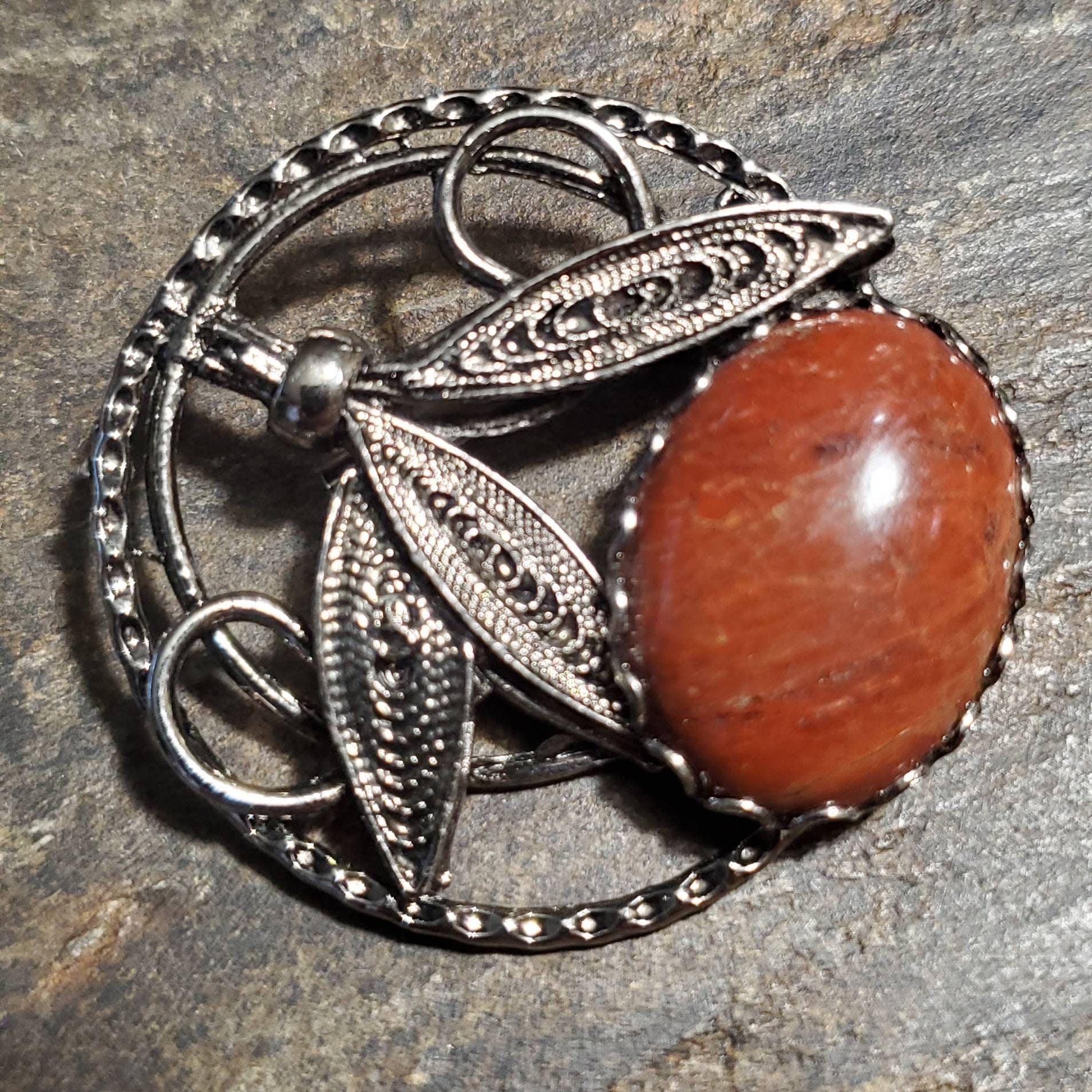 Geballter Jasper Brooch in Antiker Silbermontage von LoveRocksLapidary