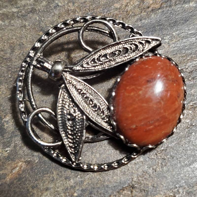 Geballter Jasper Brooch in Antiker Silbermontage von LoveRocksLapidary