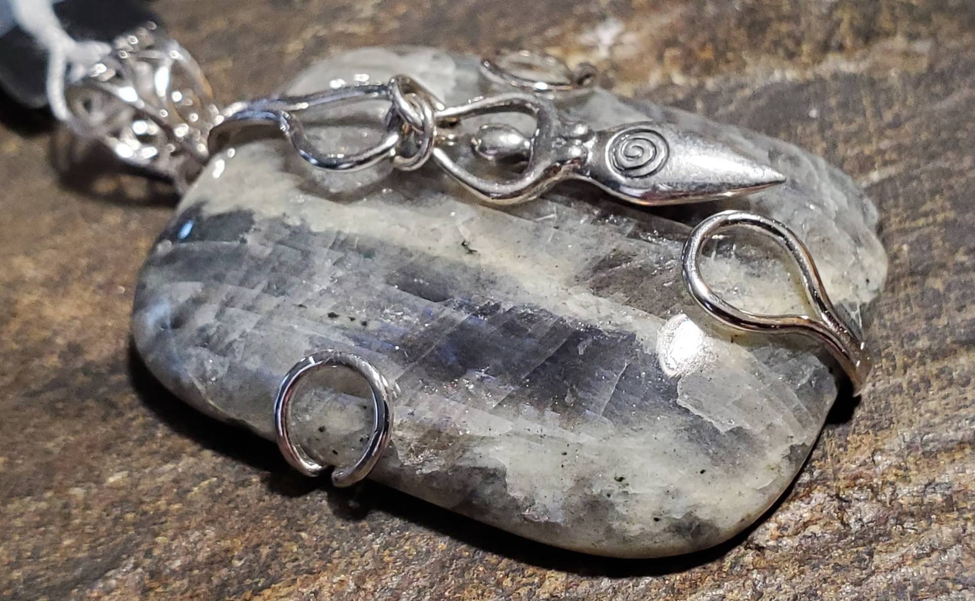 Großer Labradorit-Anhänger Mit Göttinen-Charm von LoveRocksLapidary