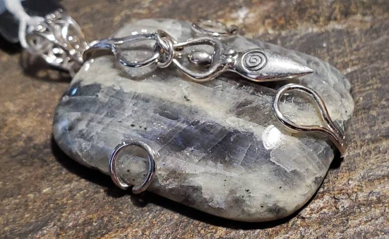 Großer Labradorit-Anhänger Mit Göttinen-Charm von LoveRocksLapidary